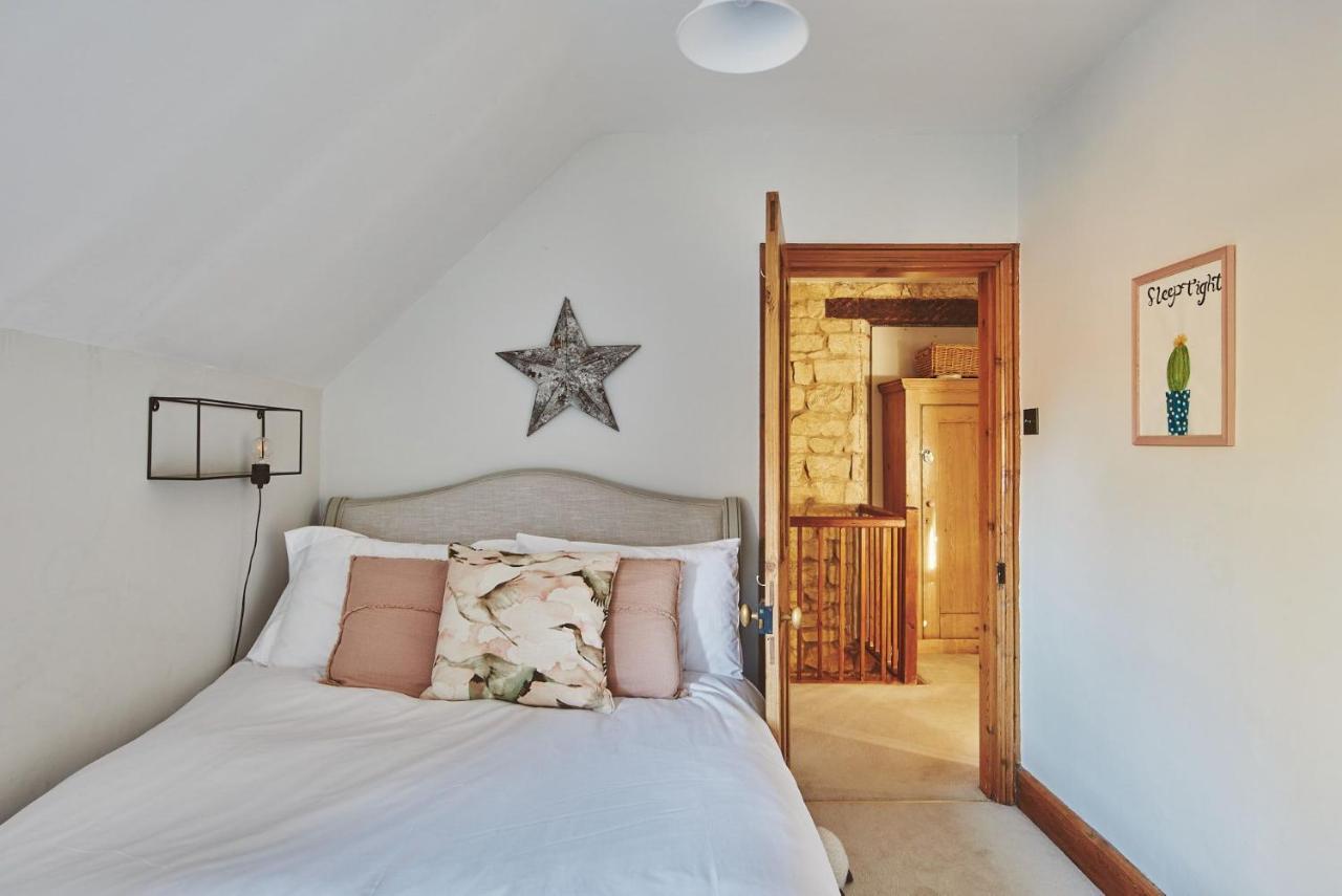 Andoversford Large Stylish Luxury Cotswold Cottage - Ideal For Families, W/ Ev Charging מראה חיצוני תמונה