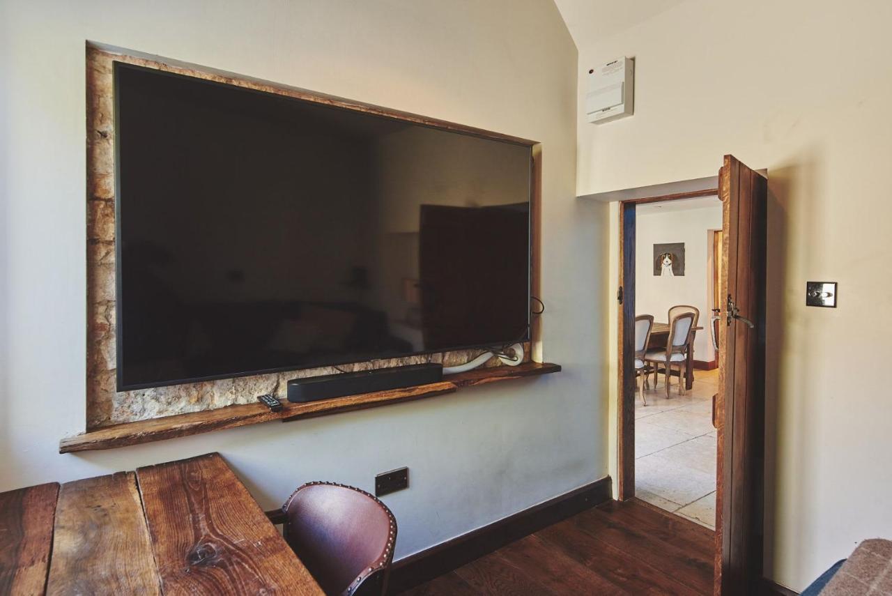Andoversford Large Stylish Luxury Cotswold Cottage - Ideal For Families, W/ Ev Charging מראה חיצוני תמונה