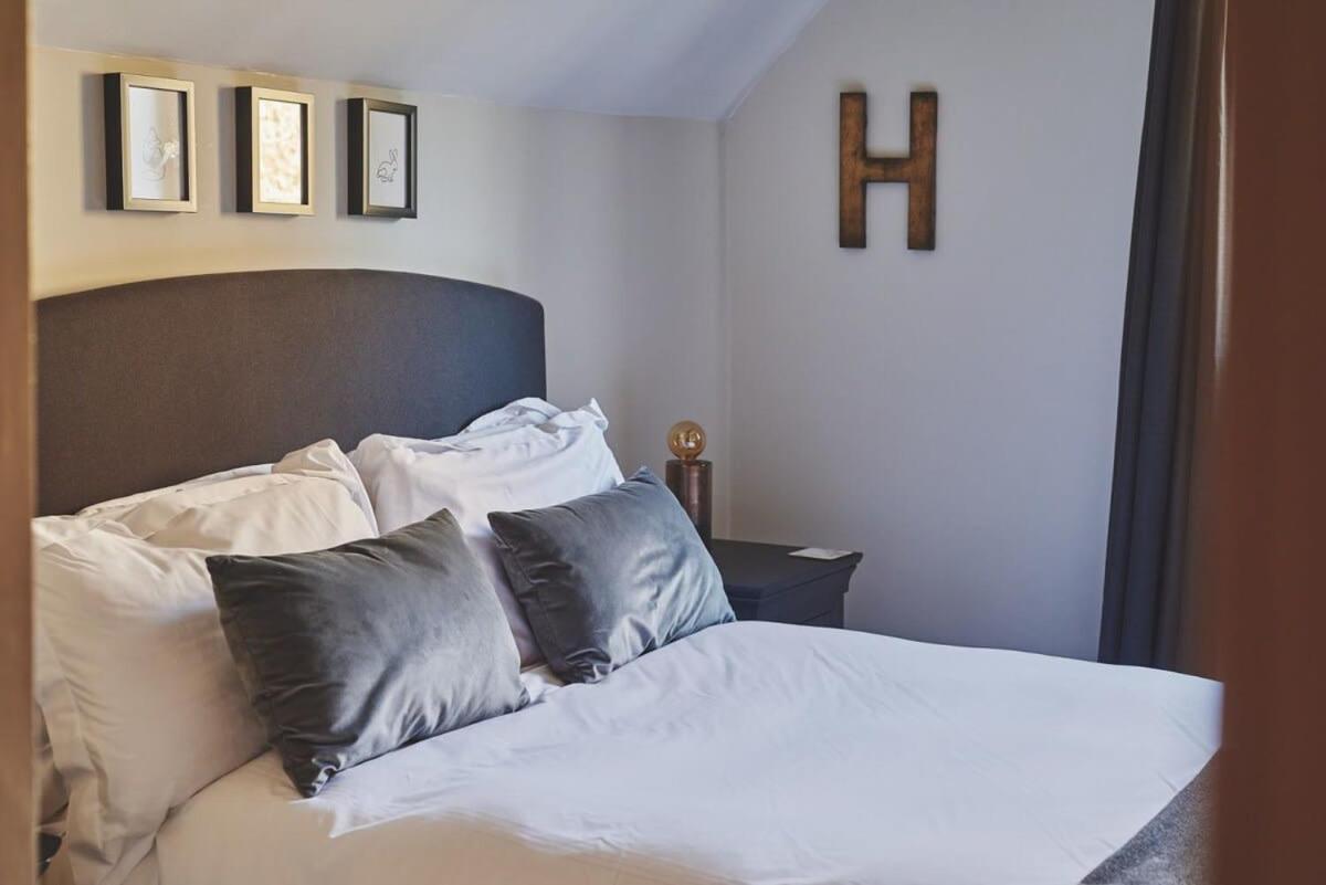 Andoversford Large Stylish Luxury Cotswold Cottage - Ideal For Families, W/ Ev Charging מראה חיצוני תמונה