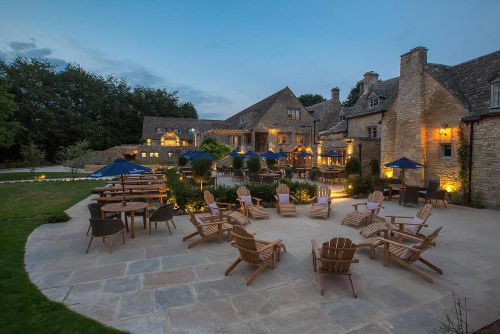 Andoversford Large Stylish Luxury Cotswold Cottage - Ideal For Families, W/ Ev Charging מראה חיצוני תמונה