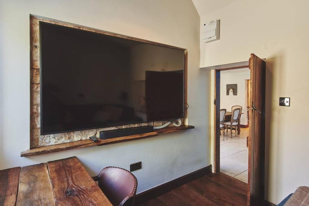Andoversford Large Stylish Luxury Cotswold Cottage - Ideal For Families, W/ Ev Charging מראה חיצוני תמונה
