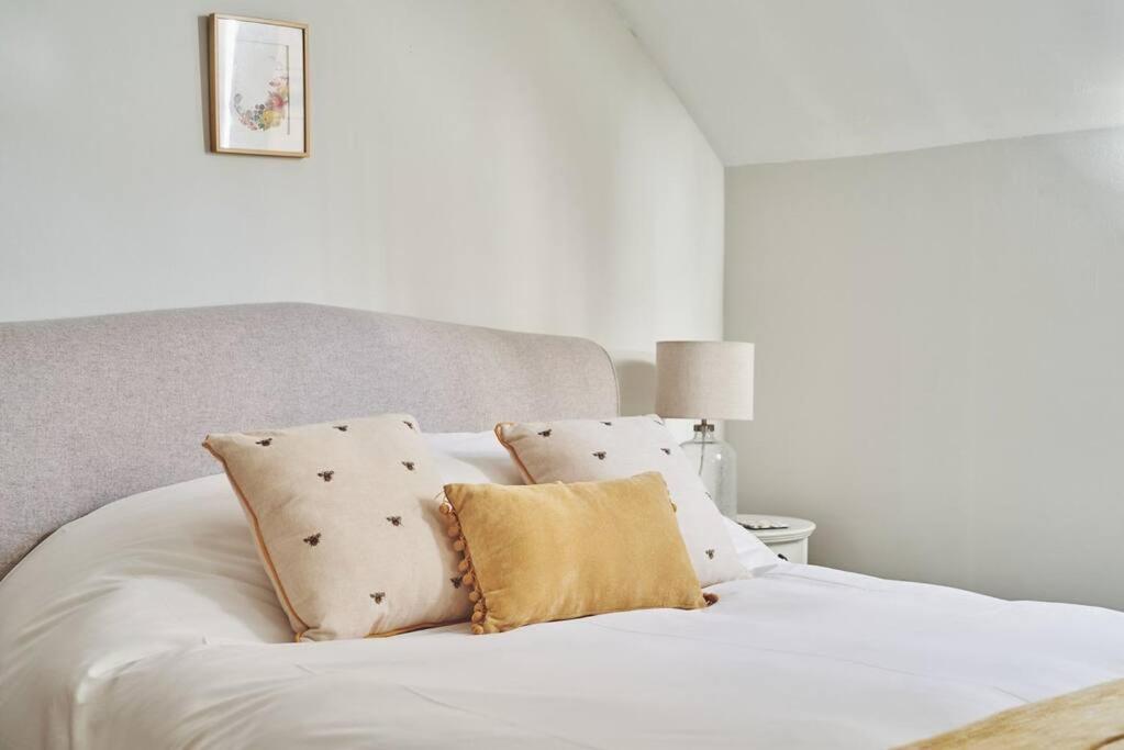 Andoversford Large Stylish Luxury Cotswold Cottage - Ideal For Families, W/ Ev Charging מראה חיצוני תמונה