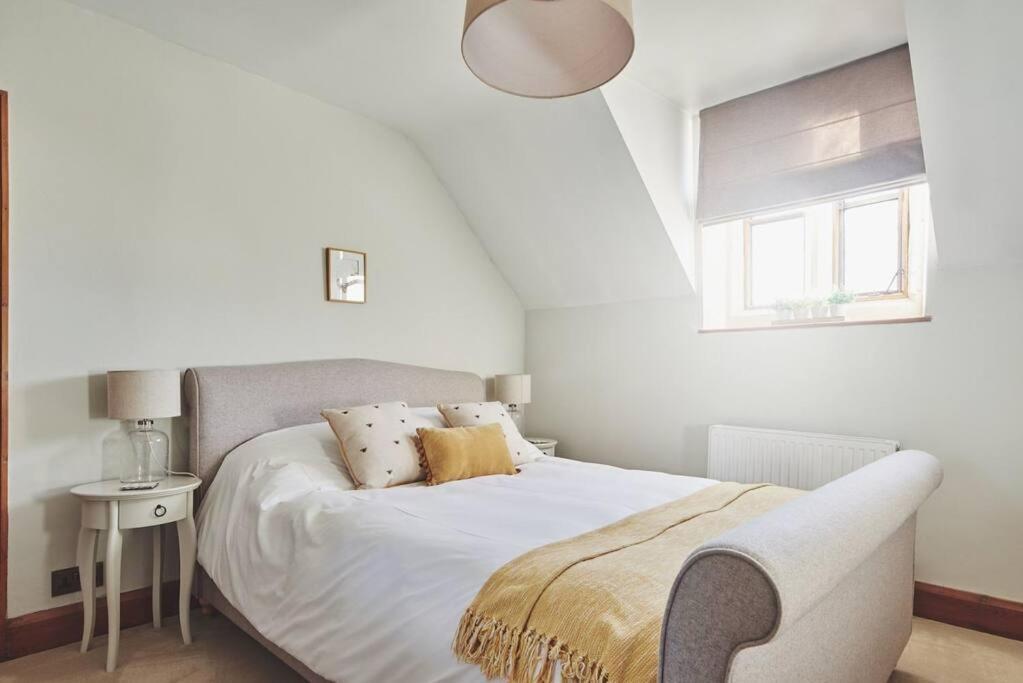 Andoversford Large Stylish Luxury Cotswold Cottage - Ideal For Families, W/ Ev Charging מראה חיצוני תמונה